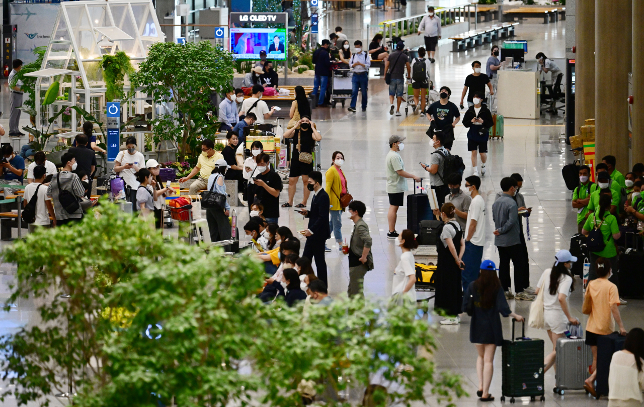 북적이는 인천국제공항. [사진=박해묵 기자]