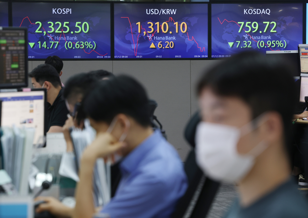 코스피가 하락 출발한 12일 오전 서울 중구 하나은행 딜링룸에서 직원들이 업무를 보고 있다. [연합]