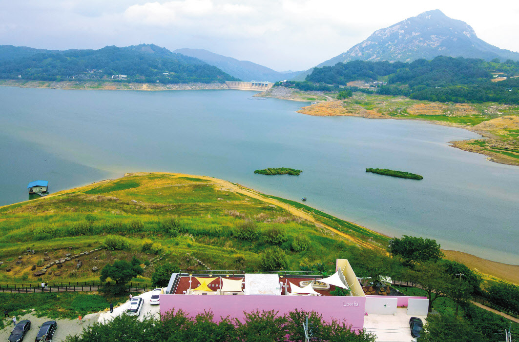 용의 형세를 닮은 합천호 주변 풍광