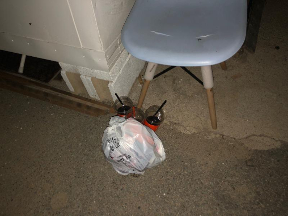 카니발 차량을 몰고 온 가족이 강원도 고성에 있는 한 여성의 집 화장실에서 샤워하고 쓰레기까지 투기했다는 글이 온라인 커뮤니티에 올라왔다. [보배드림]