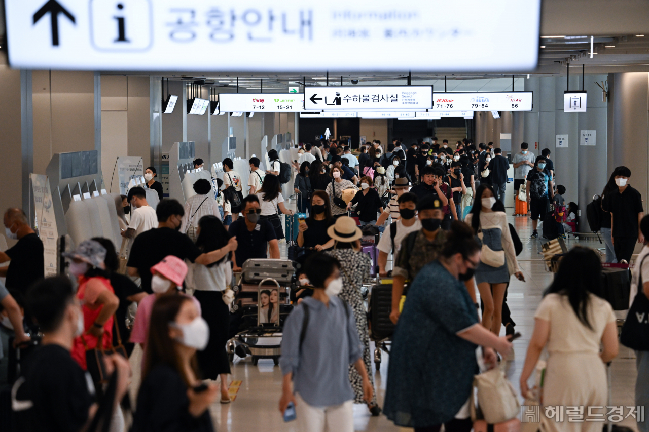코로나19 신규 확진자가 3만7360명에 달하며 62일 만에 최다치를 기록한 가운데 12일 서울 강서구 김포공항에서 휴가 시즌을 맞아 여행을 떠나는 시민들로 가득하다. 임세준 기자