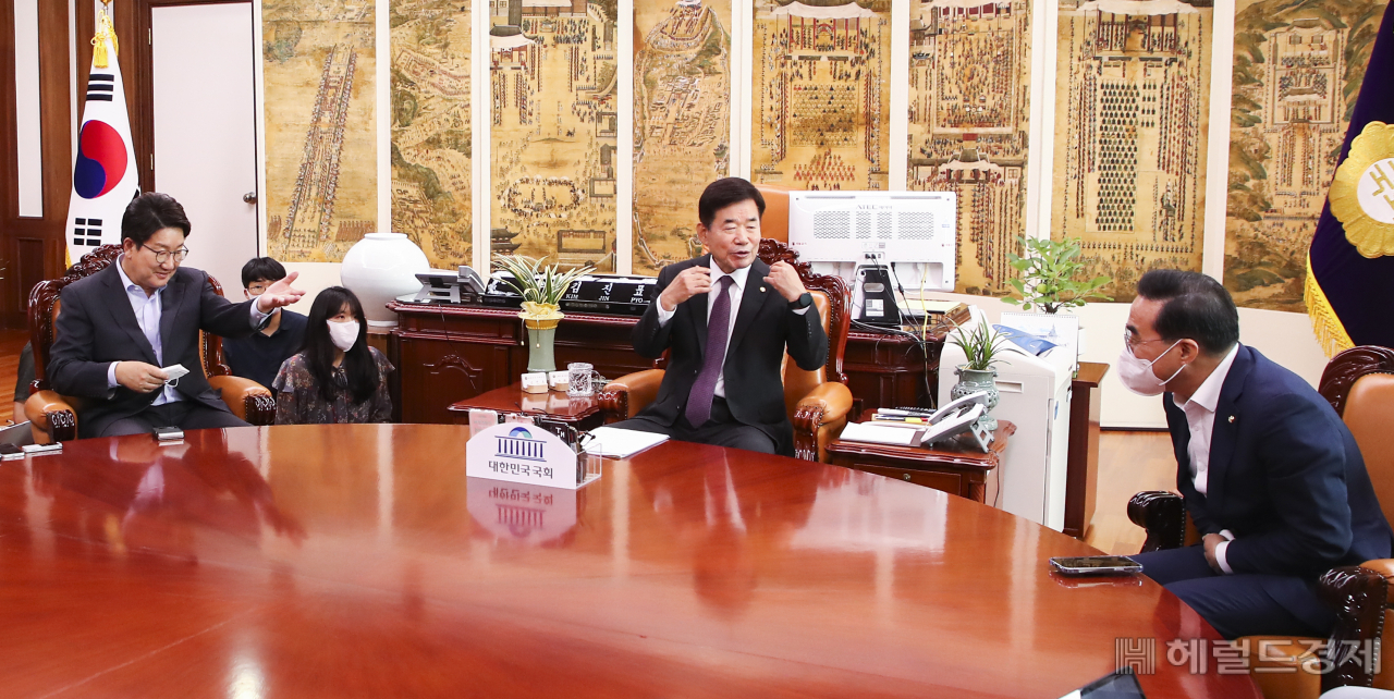 12일 오전 국회의장실에서 열린 국회의장, 여야대표 회동에서 김진표 국회의장이 모두발언을 하고 있다. 이상섭 기자