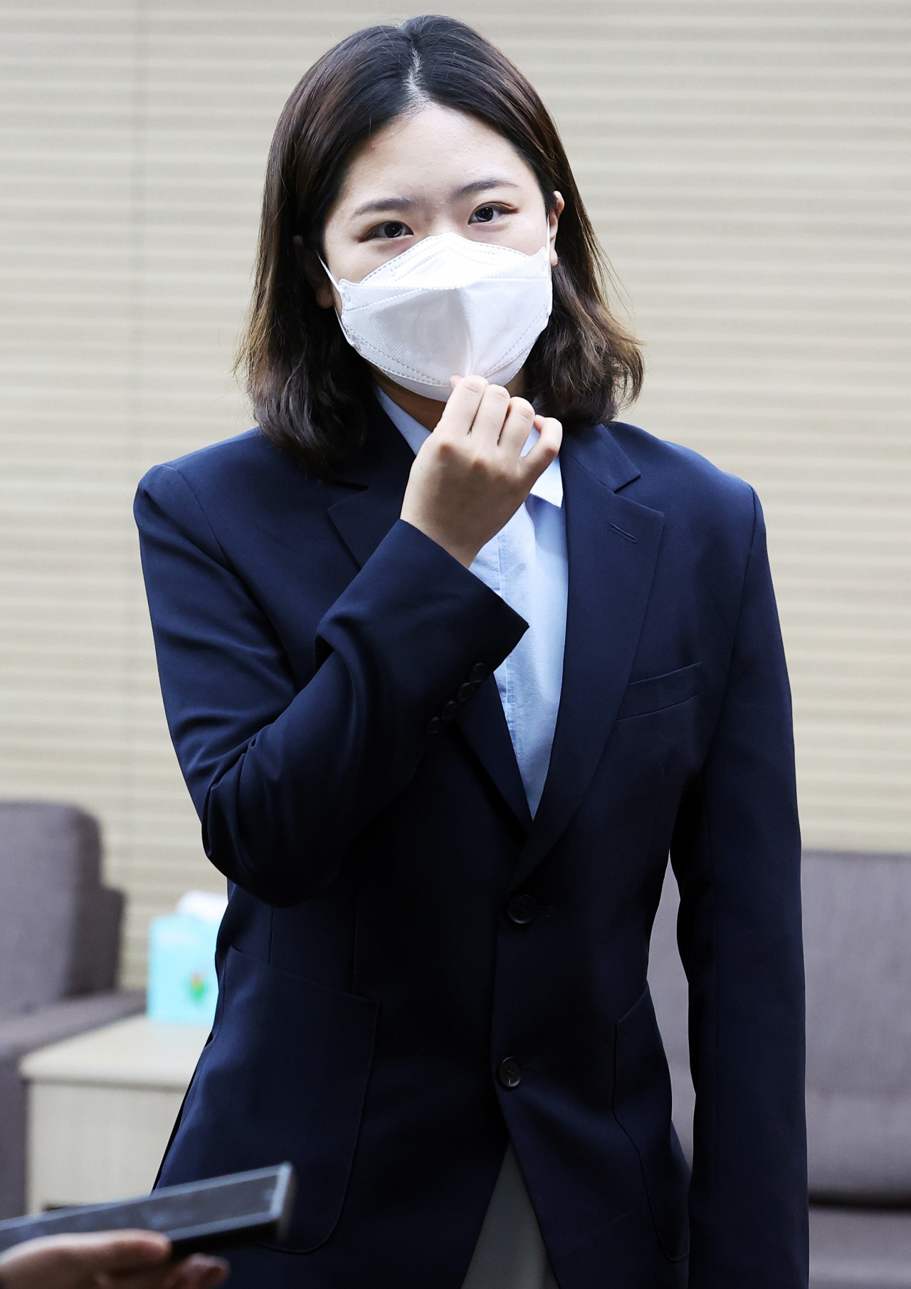 더불어민주당 박지현 전 비대위원장이 11일 오후 경기도 수원시 경기도청에서 김동연 경기도지사와 비공개 면담을 위해 대기하고 있다. [연합]