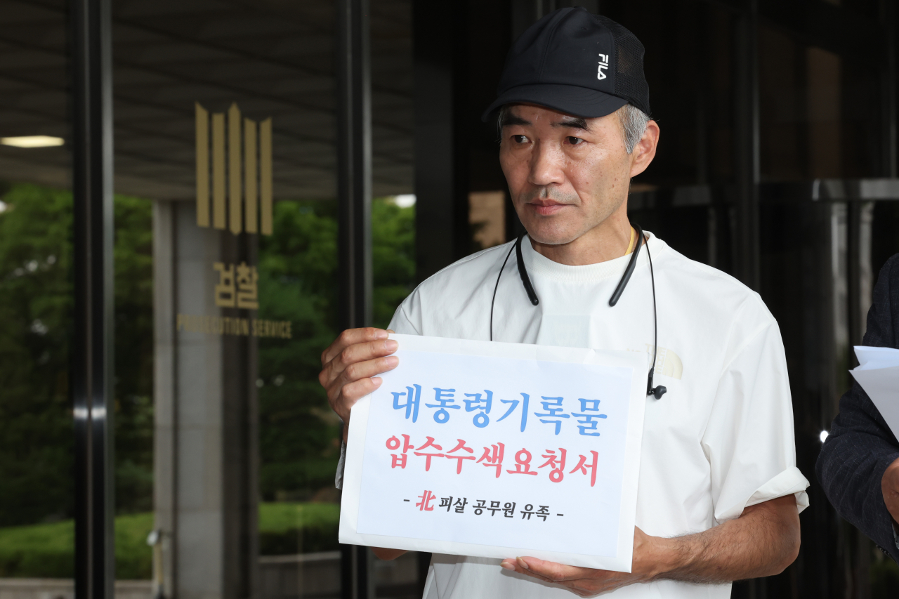 2020년 9월 북한군에 피살된 해양수산부 서해어업관리단 소속 공무원 고(故) 이대준 씨의 형 이래진 씨가 지난 5일 서울 서초구 중앙지검 앞에서 검찰에 대통령기록물 압수수색 요청서를 제출하기 앞서 기자회견을 하고 있다. [연합]