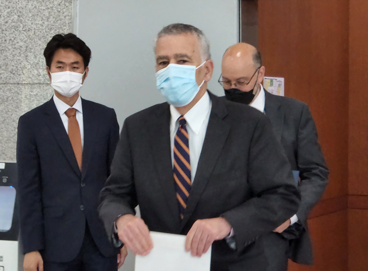 지난 10일 한국에 부임한 필립 골드버그 신임 주한 미국대사가 외교부에 신임장 사본을 제출한 뒤 서울 외교부 청사를 나서는 모습. [연합]