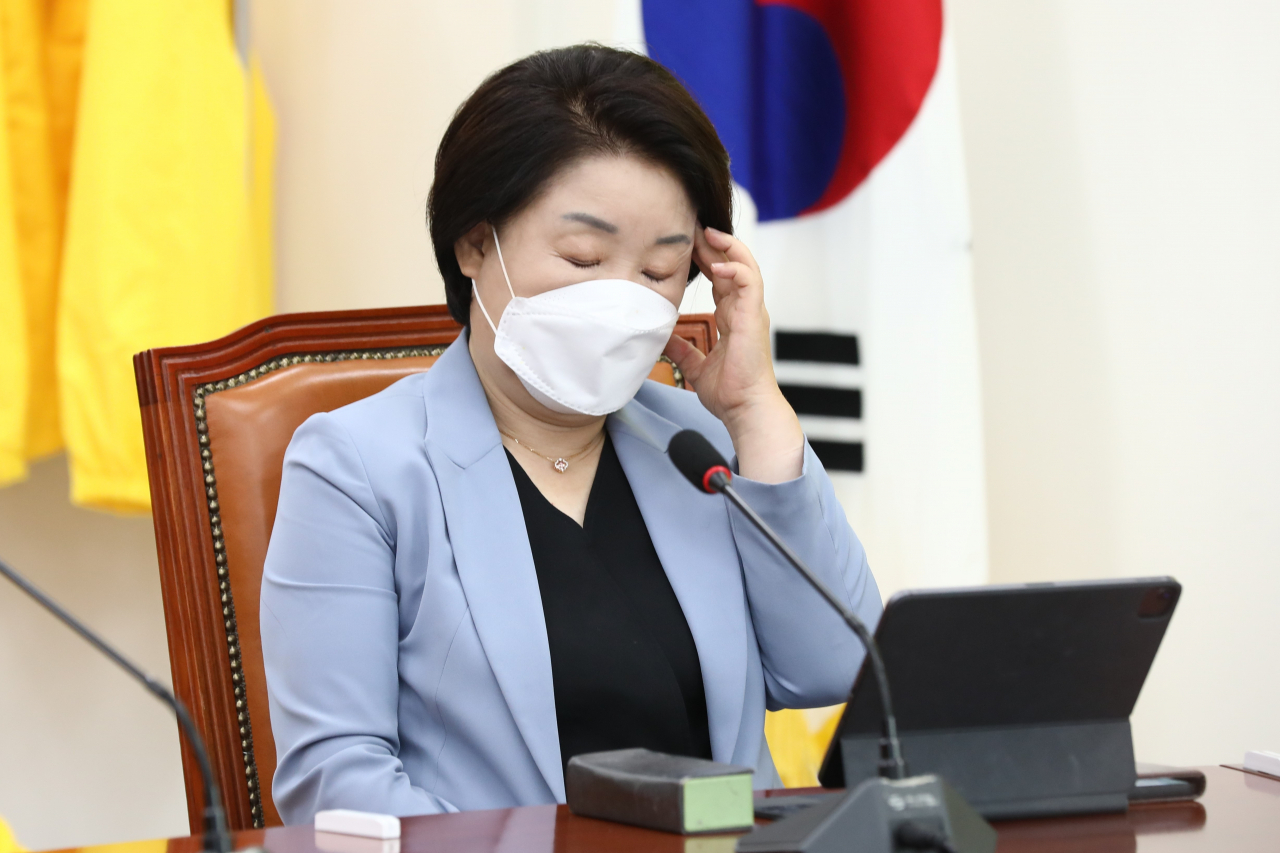 정의당 심상정 의원이 22일 오전 국회에서 열린 의원총회에 참석해 생각에 잠겨 있다. [연합]