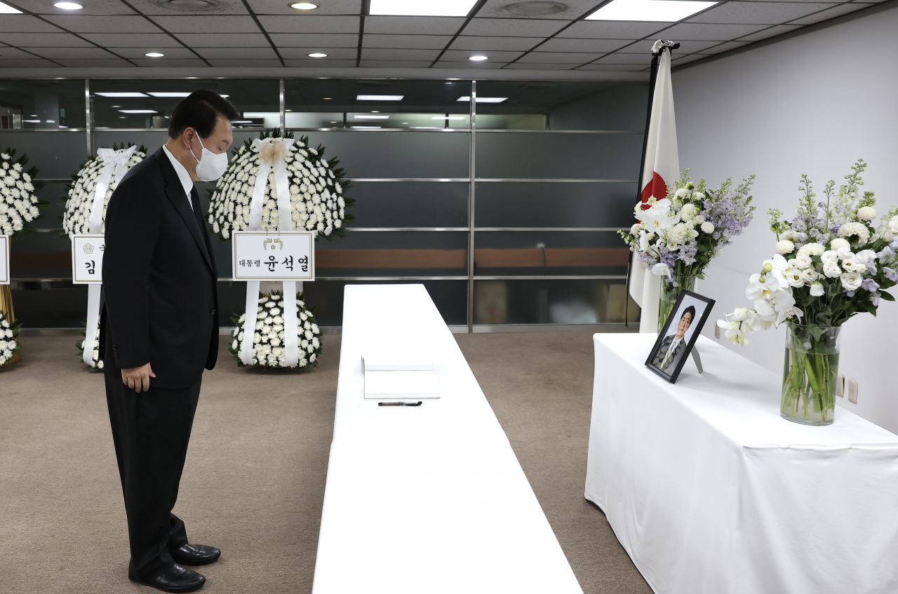 윤석열 대통령이 12일 오후 서울 종로구 주한일본대사관 공보문화원에 마련된 아베 신조 전 일본 총리 분향소를 찾아 조문하고 있다. [연합]