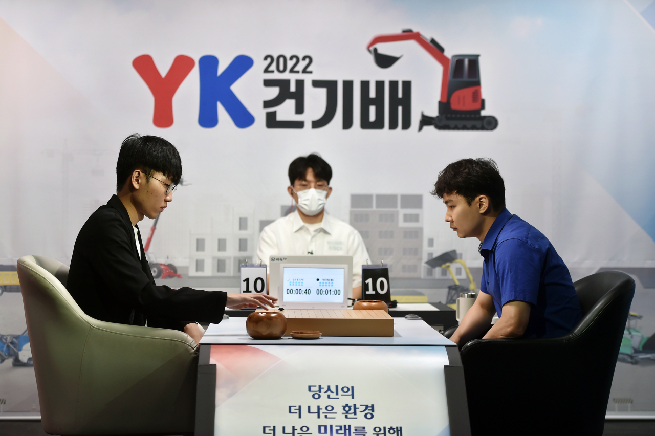 신진서(왼쪽)와 박정환의 대국모습./한국기원 제공