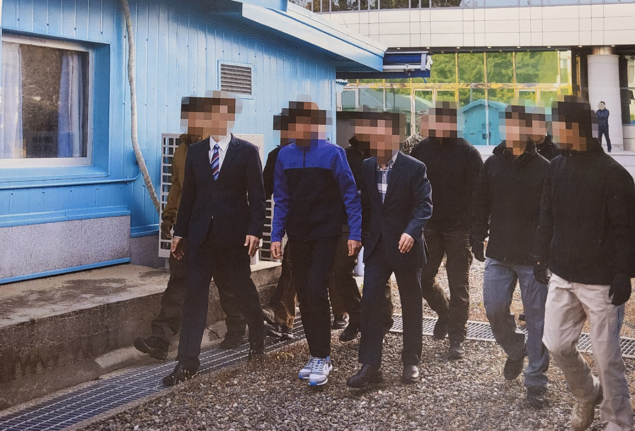 통일부는 지난 2019년 11월 판문점에서 탈북어민 2명을 북한으로 송환하던 당시 촬영한 사진을 12일 공개했다. 당시 정부는 북한 선원 2명이 동료 16명을 살해하고 탈북해 귀순 의사를 밝혔으나 판문점을 통해 북한으로 추방했다. [연합]