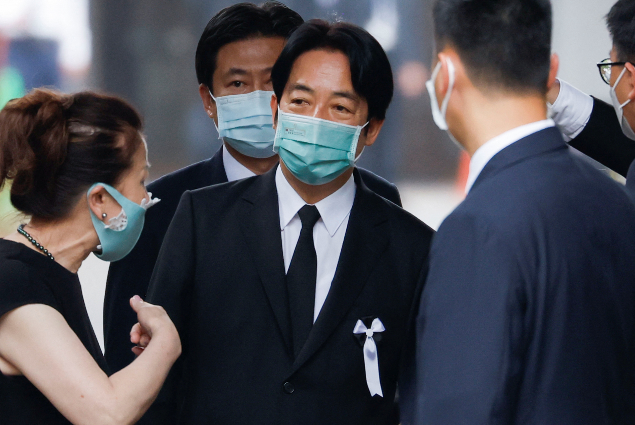 라이칭더(賴淸德) 대만 부총통이 12일 아베 신조(安倍晋三) 전 일본 총리를 조문한 뒤 현장을 떠나고 있다. [로이터]