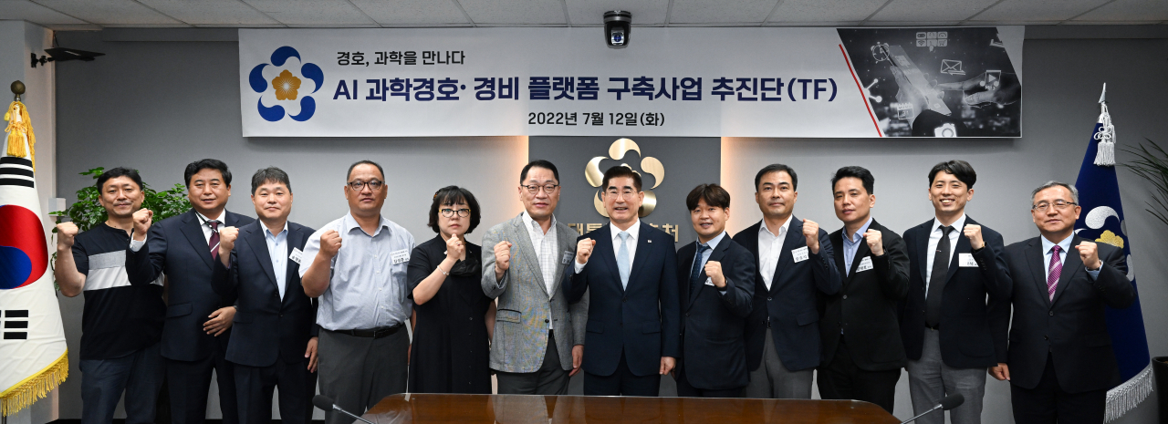 김용현 대통령경호처장이 12일 서울 용산 대통령실 청사 9층 회의실에서 열린 'AI 과학경호·경비 플랫폼 구축 사업 추진단 출범식'에서 기념촬영을 하고 있다. 대통령경호처는 오는 9월 말까지 용산공원 내 로봇견, 경비 드론 등 첨단과학 경호장비 운용에 필요한 통합관제 플랫폼과 무선 보안 네트워크 인프라를 구축할 예정이다. [대통령경호처 제공]
