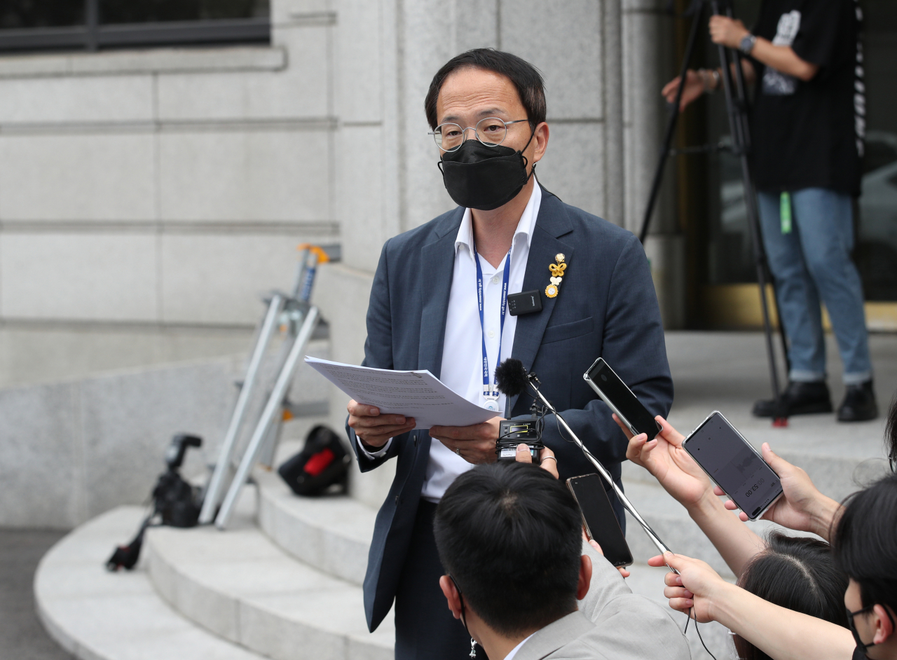 더불어민주당 박주민 의원이 12일 종로구 헌법재판소에서 '검수완박' 공개변론 참석 전 기자들에게 입장을 밝히고 있다. 이날 공개변론은 국민의힘이 국회의장과 법제사법위원장을 상대로 낸 '검수완박' 관련 권한쟁의심판이다. [연합]