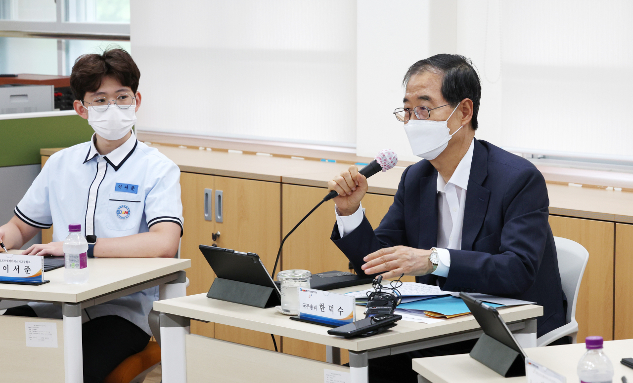 한덕수 국무총리가 12일 오후 대전시 유성구에 있는 대덕소프트웨어마이스터고등학교를 방문, 학생 및 관계자들과 간담회하고 있다. [연합]