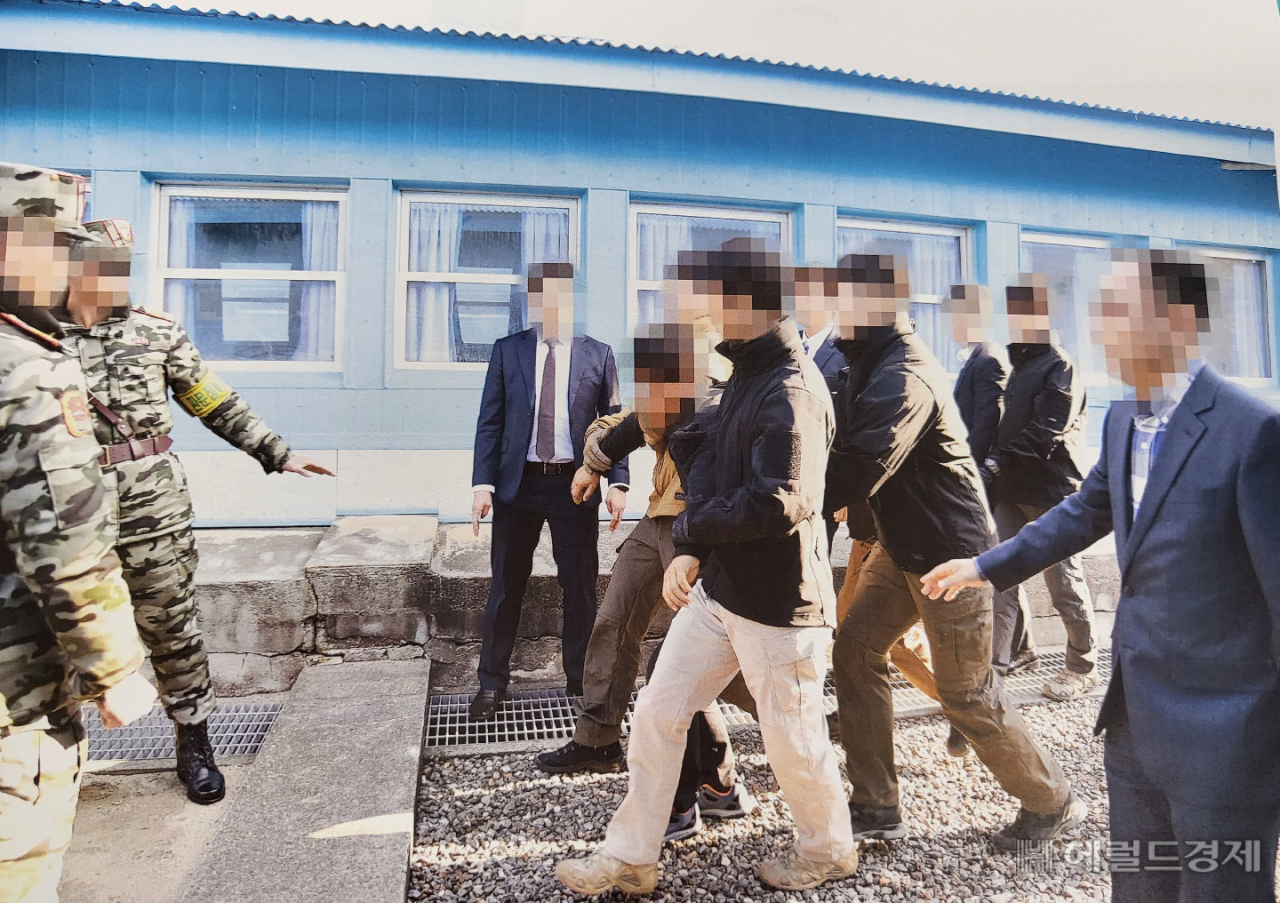 12일 통일부가 북한 어민 강제북송 관련 판문점 송환 사진 공개했다. 통일부는 통상 판문점에서 북한주민 송환시 기록 차원에서 사진을 촬영해 왔으며 이와 관련해 국회 요구자료로 ‘19년 11월 발생한 북한어민 강제북송 당시 판문점을 통한 송환 사진을 제출했다고 밝혔다. 사진=통일부 제공