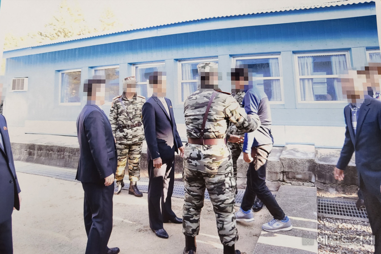 12일 통일부가 북한 어민 강제북송 관련 판문점 송환 사진 공개했다. 통일부는 통상 판문점에서 북한주민 송환시 기록 차원에서 사진을 촬영해 왔으며 이와 관련해 국회 요구자료로 ‘19년 11월 발생한 북한어민 강제북송 당시 판문점을 통한 송환 사진을 제출했다고 밝혔다. 사진=통일부 제공