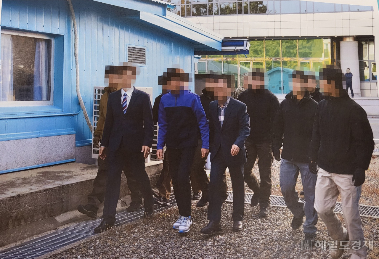 12일 통일부가 북한 어민 강제북송 관련 판문점 송환 사진 공개했다. 통일부는 통상 판문점에서 북한주민 송환시 기록 차원에서 사진을 촬영해 왔으며 이와 관련해 국회 요구자료로 ‘19년 11월 발생한 북한어민 강제북송 당시 판문점을 통한 송환 사진을 제출했다고 밝혔다. 사진=통일부 제공