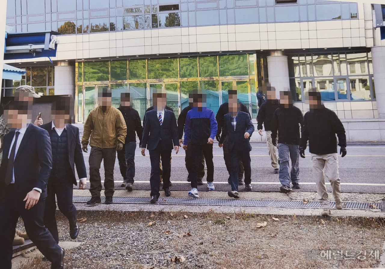 12일 통일부가 북한 어민 강제북송 관련 판문점 송환 사진 공개했다. 통일부는 통상 판문점에서 북한주민 송환시 기록 차원에서 사진을 촬영해 왔으며 이와 관련해 국회 요구자료로 ‘19년 11월 발생한 북한어민 강제북송 당시 판문점을 통한 송환 사진을 제출했다고 밝혔다. 사진=통일부 제공