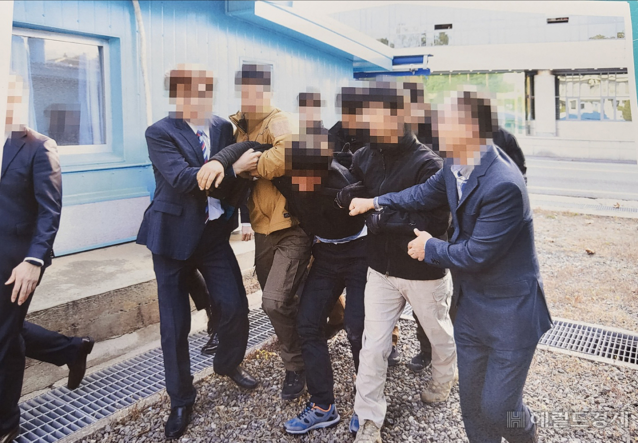 12일 통일부가 북한 어민 강제북송 관련 판문점 송환 사진 공개했다. 통일부는 통상 판문점에서 북한주민 송환시 기록 차원에서 사진을 촬영해 왔으며 이와 관련해 국회 요구자료로 ‘19년 11월 발생한 북한어민 강제북송 당시 판문점을 통한 송환 사진을 제출했다고 밝혔다. 사진=통일부 제공