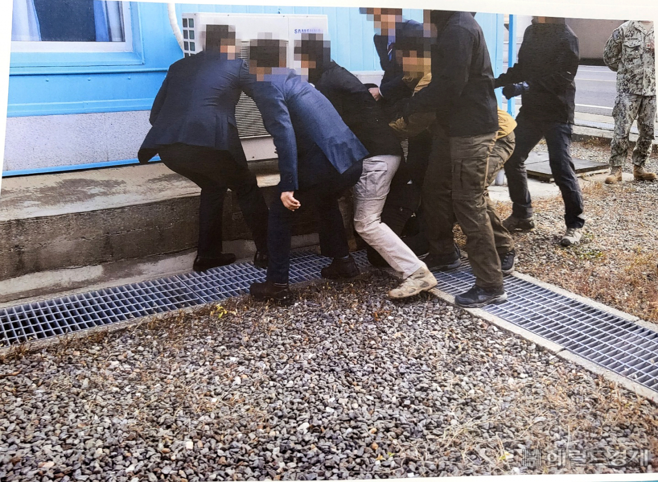 12일 통일부가 북한 어민 강제북송 관련 판문점 송환 사진 공개했다. 통일부는 통상 판문점에서 북한주민 송환시 기록 차원에서 사진을 촬영해 왔으며 이와 관련해 국회 요구자료로 ‘19년 11월 발생한 북한어민 강제북송 당시 판문점을 통한 송환 사진을 제출했다고 밝혔다. 사진=통일부 제공