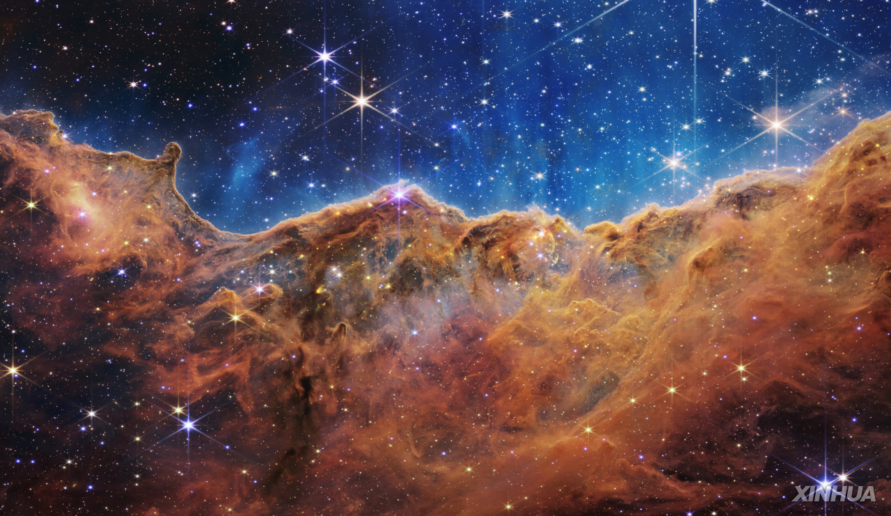 미국 항공우주국(NASA)은 12일(현지시간) 메릴랜드주(州) 고다드 우주센터에서제임스 웹 우주망원경(JWST·이하 웹 망원경)이 찍은 우주 사진을 공개했다. [신화]