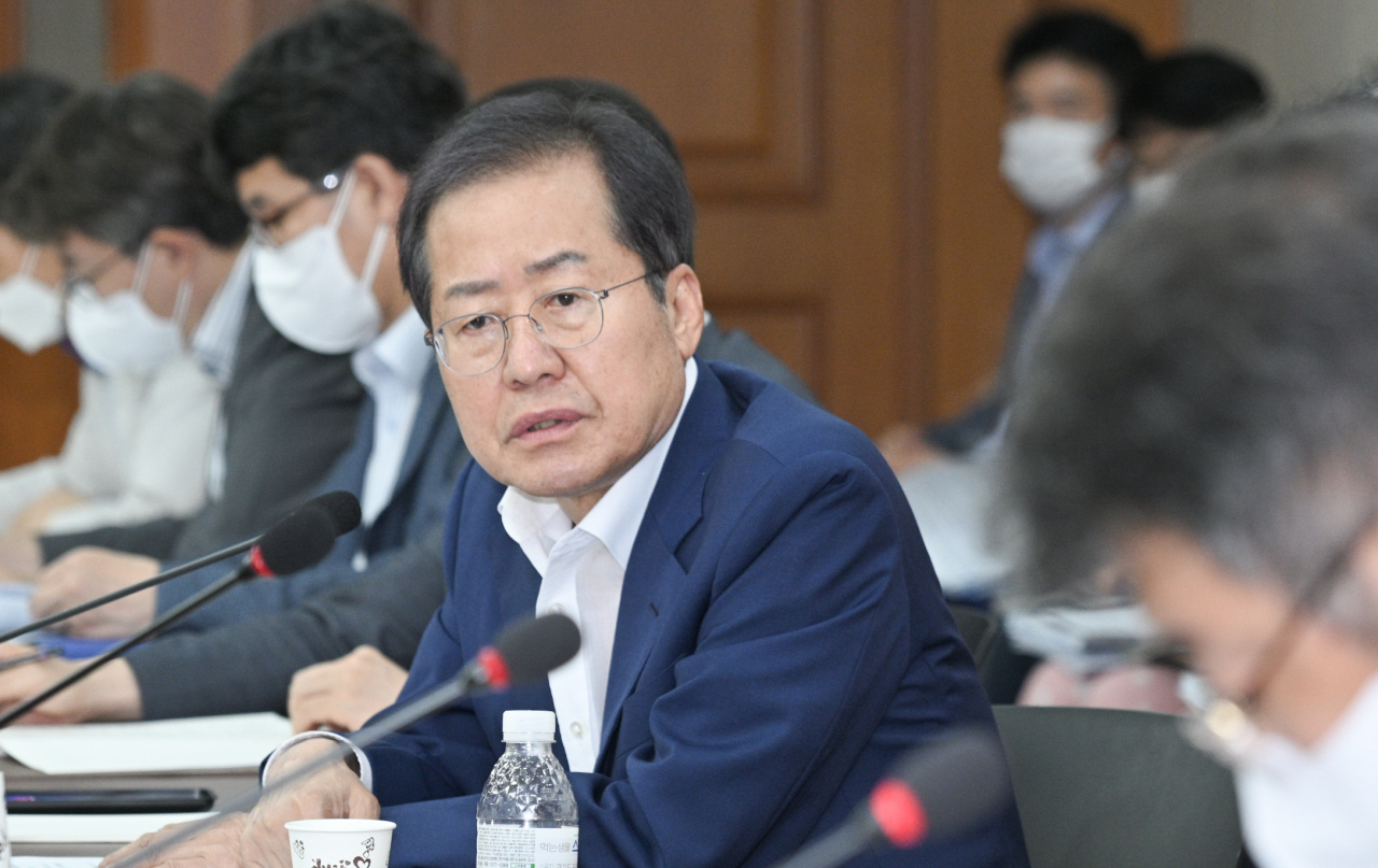 고물가·폭염대응 민생안정 점검회의를 주재하고 있는 홍준표 대구시장.[대구시 제공]