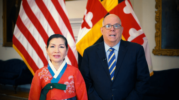 래리 호건 미국 메릴랜드주지사와 부인인 유미 호건 여사. [유튜브 'Governor Larry Hogan' 채널 캡처]