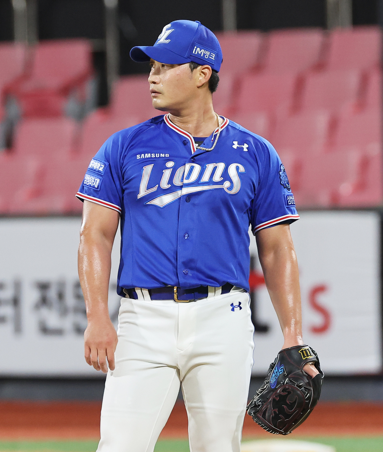 삼성 오승환이 kt 알포드에게 끝내기 홈런을 맞은 뒤 망연자실한 표정으로 타구방향을 바라보고 있다./ 연합뉴스