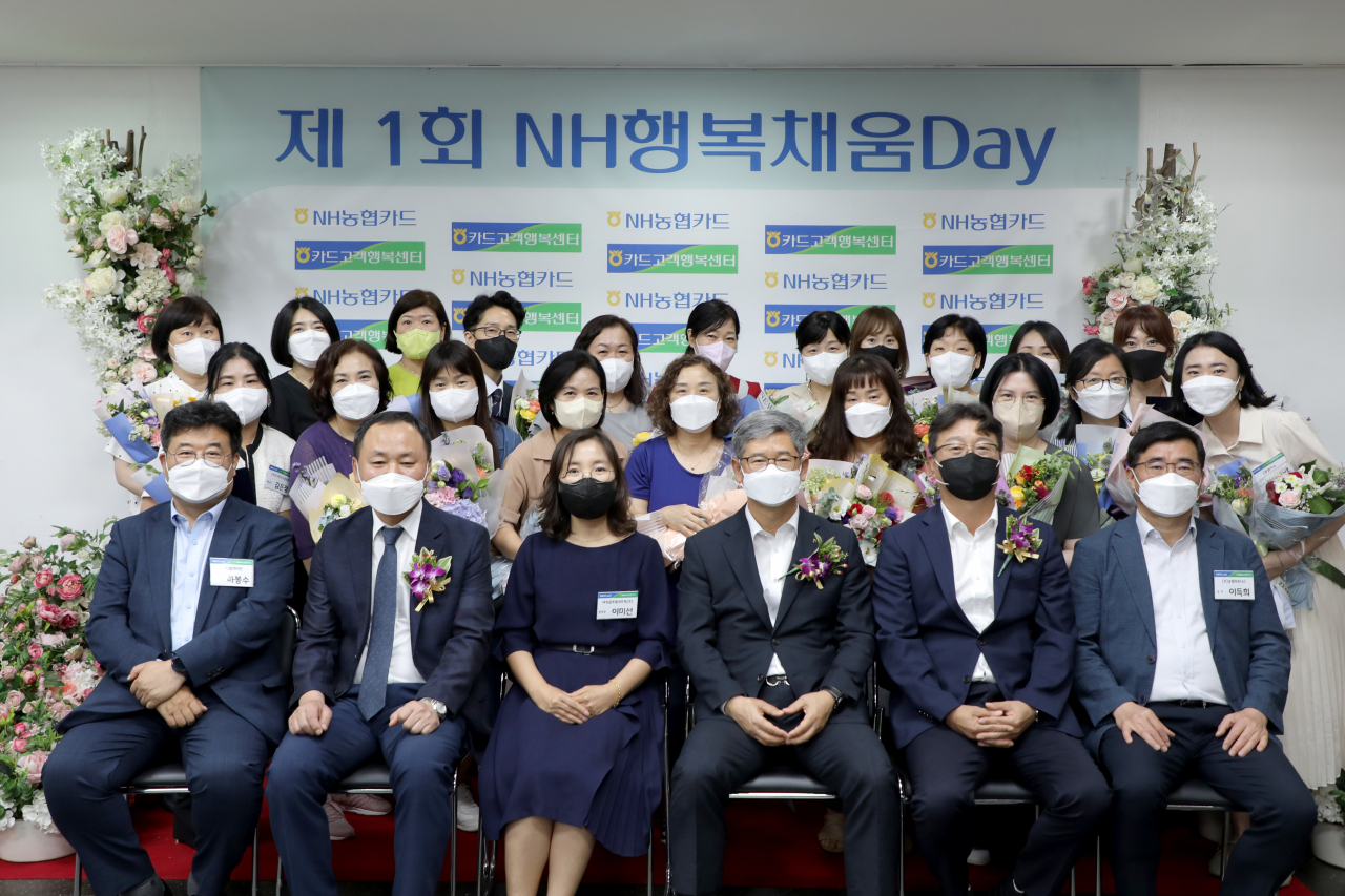 NH농협카드 윤상운 사장(앞줄 오른쪽 세 번째)과 임직원들이 감정노동자 위상 제고를 위한 상담사의 날을 제정하고 기념행사를 진행했다.[NH농협카드 제공]
