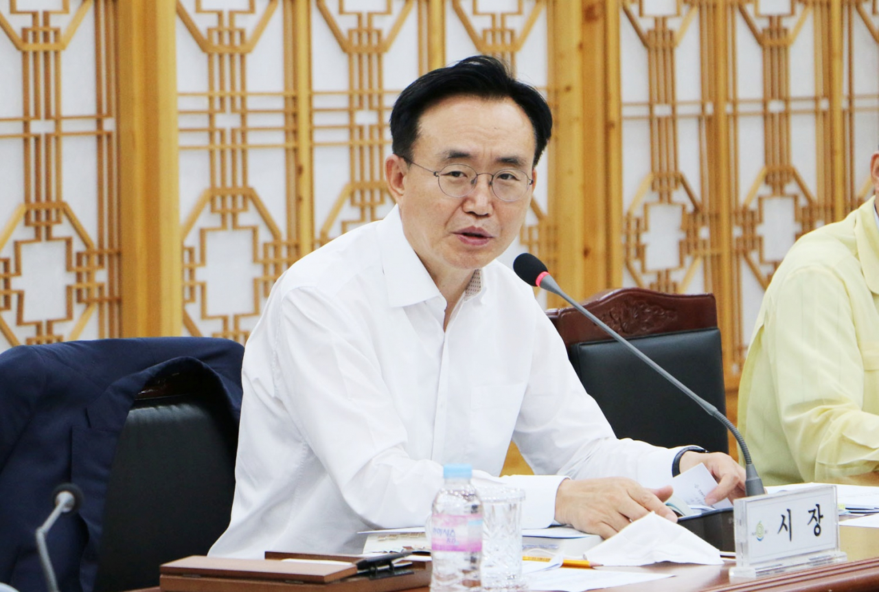 업무보고회를 주재하고 있는 윤병태나주시장