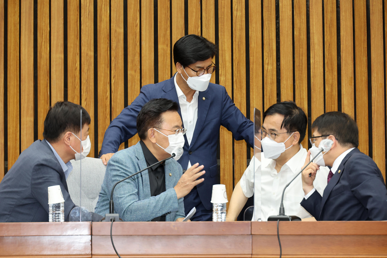 11일 국회에서 열린 국민의힘 초선의원모임에서 박대수(왼쪽부터), 유상범, 김영식, 최형두, 이종성 의원이 대화하고 있다. [연합]
