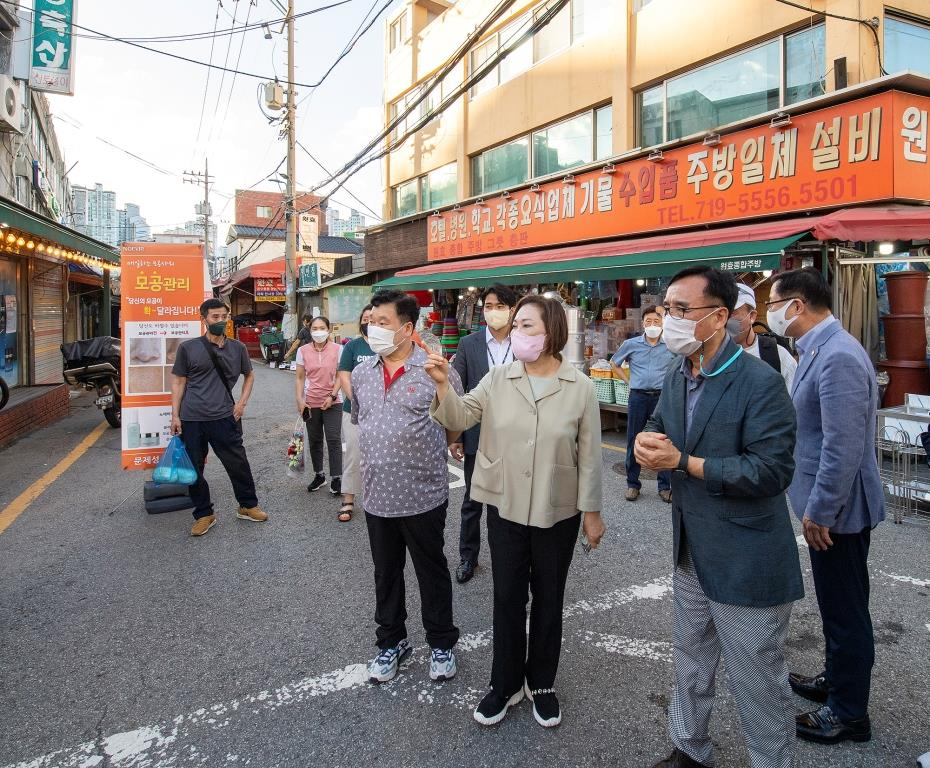 박희영 용산구청장이 1일 용문시장을 방문해 주변을 둘러보고 있다. [용산구 제공]