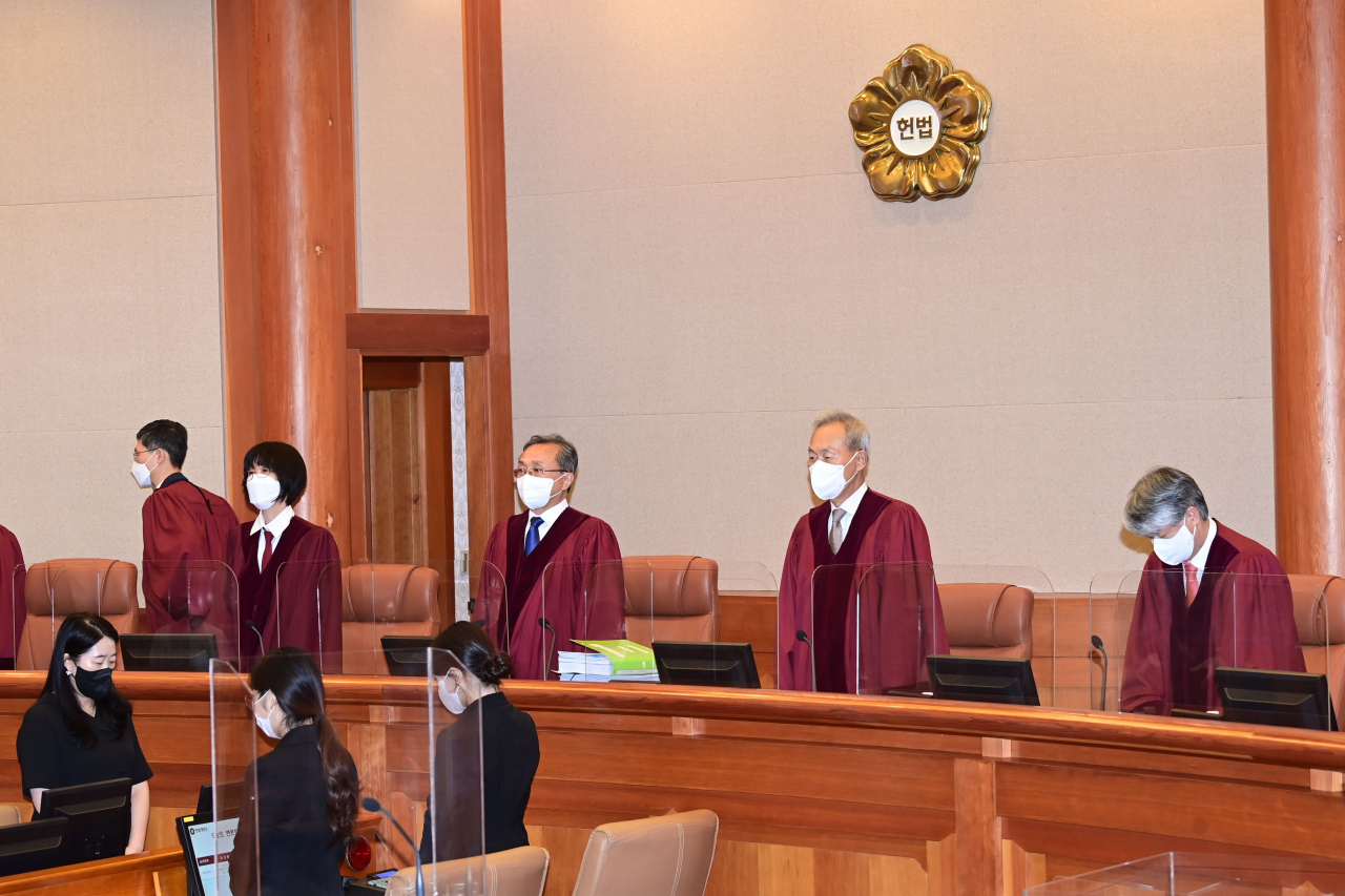 지난 7월 12일 유남석 헌법재판소장과 헌법재판관들이 ‘검수완박’ 공개변론을 위해 헌재 대심판정에 입장하고 있다. [연합]