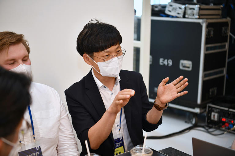 임도형 아비커스 대표가 지난 12일 인천 영종도 왕산마리나항에서 열린 자율운항 보트 시연회에서 자율운항 솔루션 상용화에 대한 계획을 밝히고 있다. [아비커스 제공]