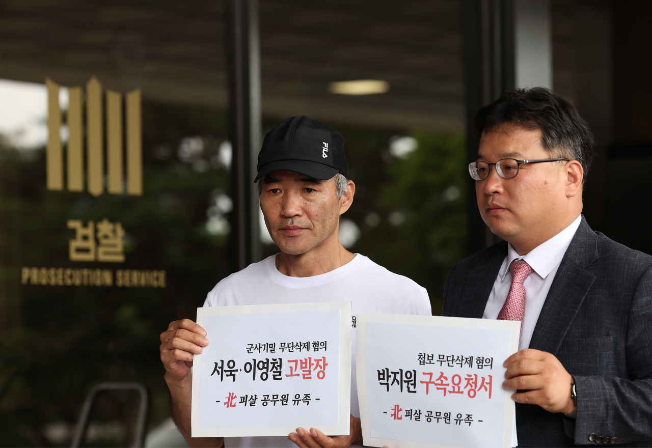 2020년 9월 북한군에 피살된 해양수산부 서해어업관리단 소속 공무원 고(故) 이대준 씨의 형 이래진 씨(왼쪽)와 유족 측 김기윤 변호사. [연합]