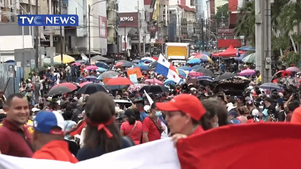 12일(현지시간) 중미 파나마 수도 파나마시티에서 노동자들을 중심으로 한 시위대가 국회를 향해 거리를 행진하며 기름값 등 생활 물가 상승에 항의하며 정부를 향한 불만을 쏟아내고 있다. [유튜브 'TVC News Nigeria' 채널 캡처]