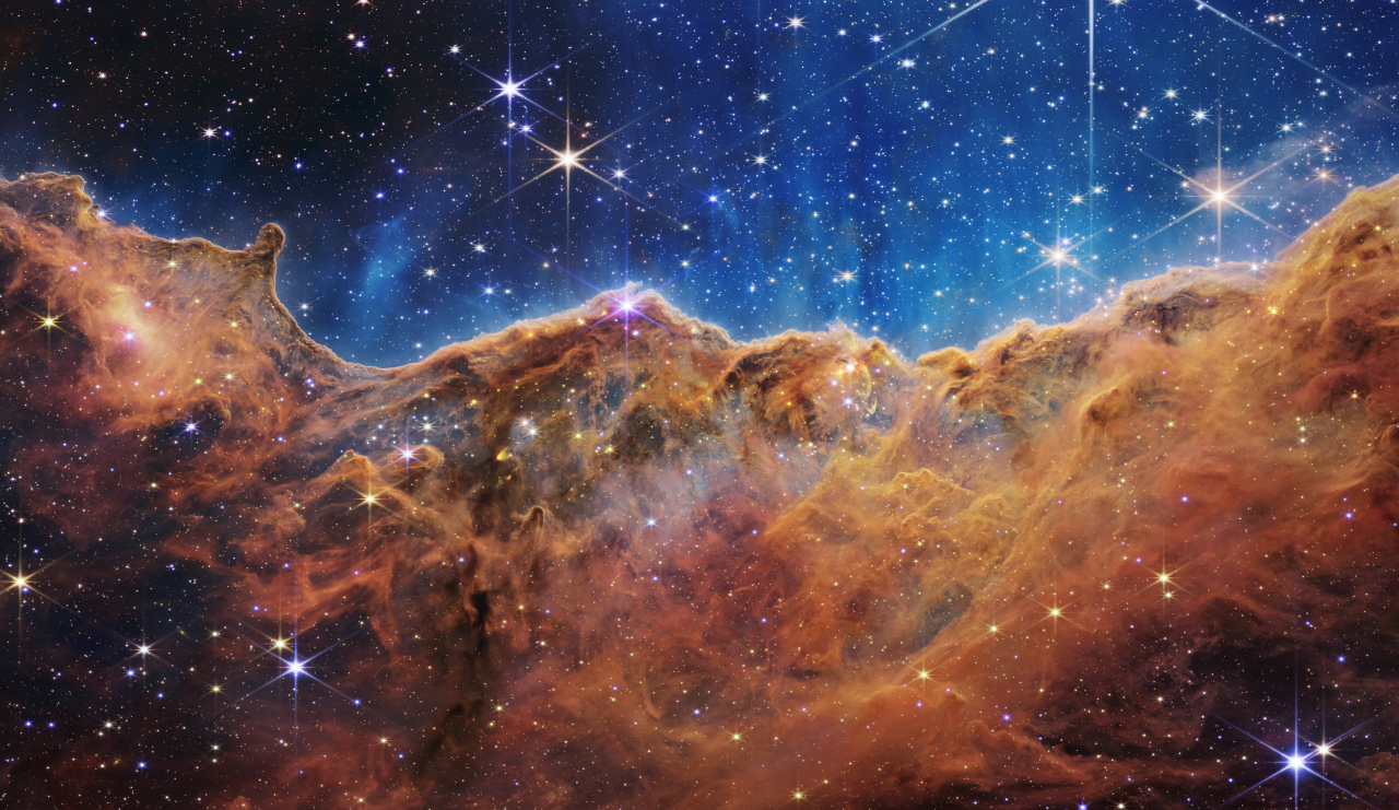 미국 항공우주국(NASA·나사)은 이날 메릴랜드주(州) 고다드 우주센터에서 차세대 우주망원경 웹 망원경이 포착한 우주 사진을 공개했다. 사진은 ‘남쪽 고리 성운’, 소은하군 ‘스테판의 오중주’(Stephan's Quintet), 그리고 카리나 성운(용골자리 성운)이 품은 ‘우주 절벽’과 아기별의 모습을 고스란히 담았다. 웹 망원경은 지난해 12월 우주로 발사됐고, 올해 2월 지구에서 약 160만㎞ 떨어진 ‘제2 라그랑주 점’(L2) 궤도에 안착했다. 사진은 용골자리 성운에 위치한 ‘우주 절벽’을 근적외선카메라(NIRCam)로 촬영한 모습. 용골자리 성운은 지구에서 약 7600광년 떨어져 있으며 밤하늘에서 가장 크고 밝은 성운 중 하나다. [NASA 제공]