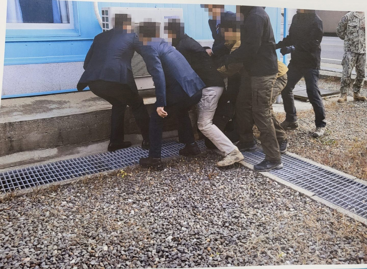 통일부는 지난 2019년 11월 판문점을 통해 탈북어민 2명을 북한으로 송환하던 당시 사진을 공개했다. [통일부 제공]