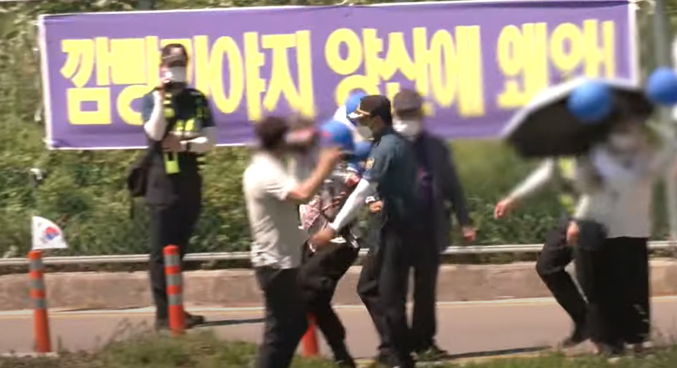 문재인 전 대통령 사저가 있는 평산마을에서 시위를 하던 한 시민이 경찰에 제지를 받고 있다. 사진은 기사 내용과 무관함. [MBC ‘스트레이트’ 방송화면 캡처]
