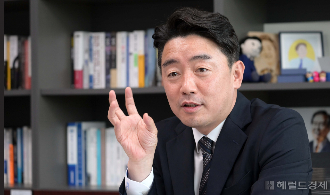 더불어민주당 8·28 전당대회 당 대표 예비후보인 강훈식 의원이 12일 오후 서울 여의도 국회의원회관에서 본지와 인터뷰하고 있다. [사진=이상섭 기자]