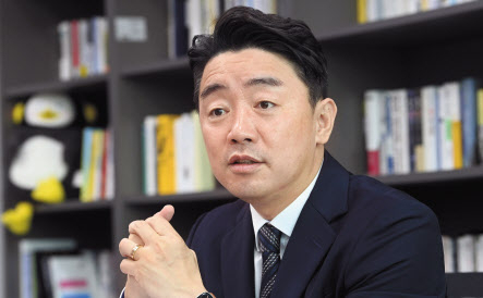당대표 선거에 출마를 선언한 강훈식 더불어민주당 의원이 12일 국회 의원회관에서 헤럴드경제와 인터뷰를 하고 있다. 이상섭 기자