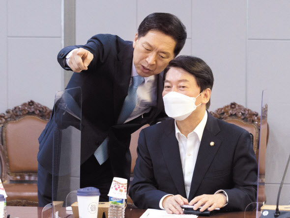 김기현(왼쪽), 안철수 국민의힘 의원이 13일 오전 서울 여의도 국회 의원회관에서 열린 혁신 24 새로운 미래 두번째 모임인 ‘경제위기 인본 혁신생태계로 극복하자!’에 참석해 대화하고 있다. 이상섭 기자