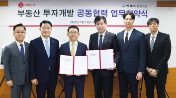롯데건설 하석주(왼쪽에서 세 번째) 대표이사와 아세아종합건설 박준석(오른쪽에서 세 번째) 회장을 비롯한 관계자들이 업무 협약을 체결 후 기념사진을 촬영했다. [롯데건설 제공]