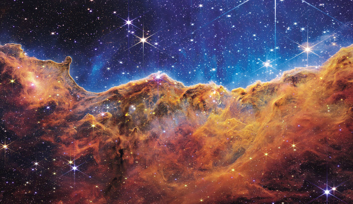 미국 항공우주국(NASA·나사)은 12일(현지시간) 메릴랜드주(州) 고다드우주센터에서 차세대 우주망원경인 웹 망원경이 포착한 우주 사진을 공개했다. 웹 망원경은 지난해 12월 우주로 발사됐고, 올해 2월 지구에서 약 160만㎞ 떨어진 ‘제2 라그랑주 점’(L2) 궤도에 안착했다. 사진은 근적외선카메라(NIRCam)로 촬영한 용골자리 성운에 있는 ‘우주절벽’이다. 용골자리 성운은 지구에서 약 7600광년 떨어져 있으며 밤하늘에서 가장 크고 밝은 성운 중 하나다. [NASA 제공]
