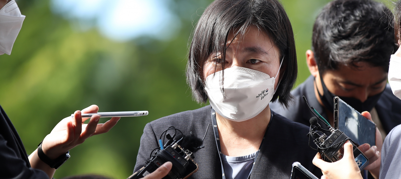 지난해 9월 임은정 법무부 감찰담당관이 윤석열 당시 전 검찰총장의 한명숙 전 국무총리 모해위증교사 수사 방해 의혹과 관련해 참고인 신분으로 조사를 받기 전 정부과천청사 공수처 앞에서 입장을 표명하는 모습. 당시 윤석열 대통령은 이 사건을 대검찰청이 아닌 서울중앙지검 인권부로 배당해 임 감찰관을 업무에서 배제하는 등 수사를 방해했다는 의혹을 받았다. [연합]