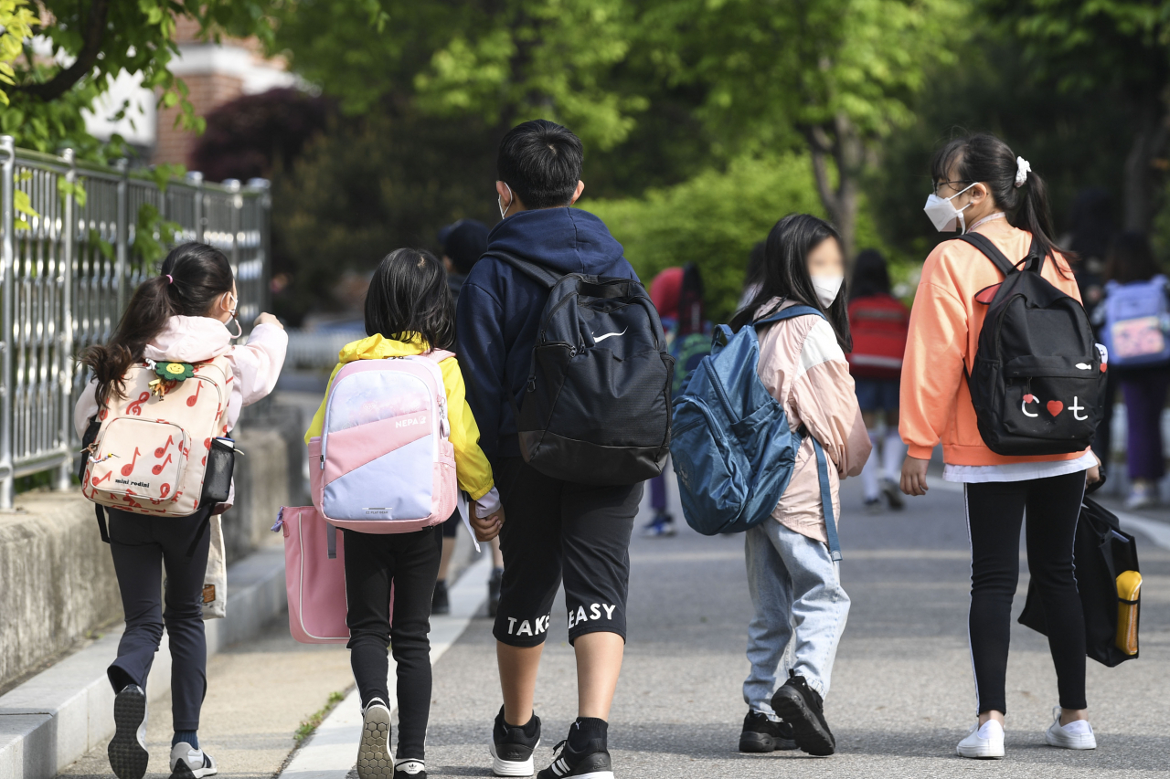 전국 모든 학교에서 정상 등교가 이뤄진 지난 5월2일 서울 광진구 광장초등학교 학생들이 등교하고 있다. [연합]