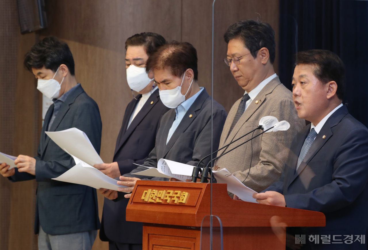 김병주 더불어민주당 서해 공무원 사망사건 TF 단장이 13일 국회 소통관에서 흉악 범죄 북한 주민 북송 관련 팩트체크 기자회견을 하고 있다. 오른쪽부터 김병주 단장, 황희·이용선·김병기·윤건영 위원. [이상섭 기자]