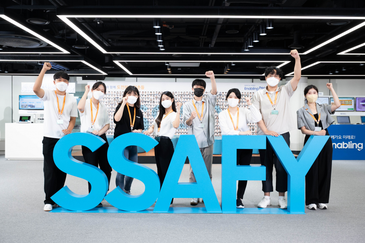 서울 강남구에 위치한 SSAFY 서울캠퍼스에서 SSAFY 교육생들이 기념사진을 촬영하고 있다.[삼성전자 제공]