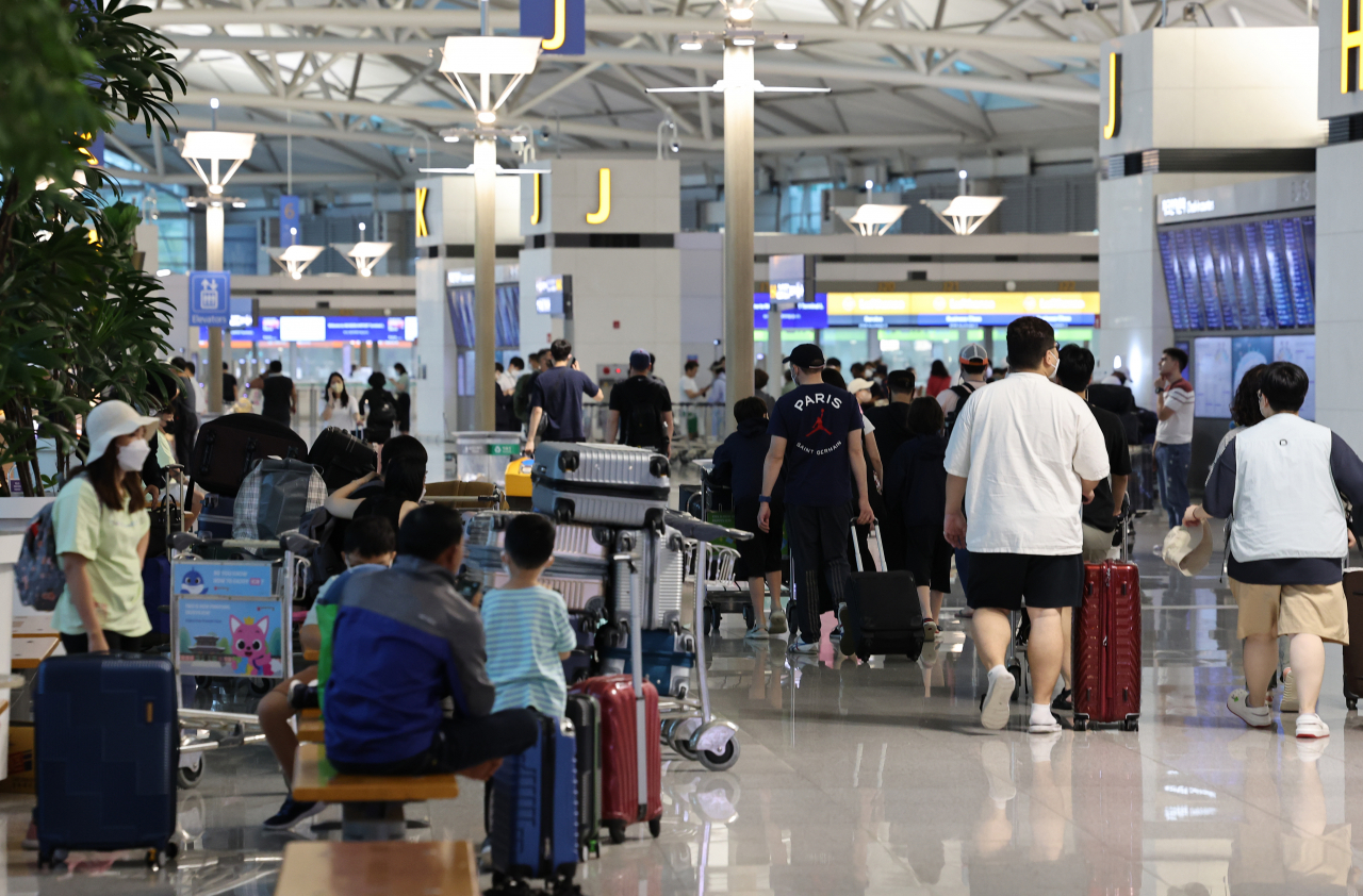 13일 오전 인천국제공항 제1여객터미널 출국장이 해외 여행객들로 붐비고 있다. [연합]