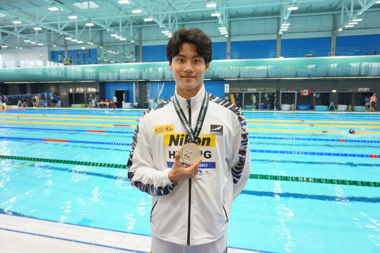 황선우가 지난달 세계선수권대회 남자 자유형 200ｍ 결승에서 은메달을 차지한 뒤 메달을 목에 걸고 기념촬영을 하고 있는 모습. [올댓스포츠 제공]