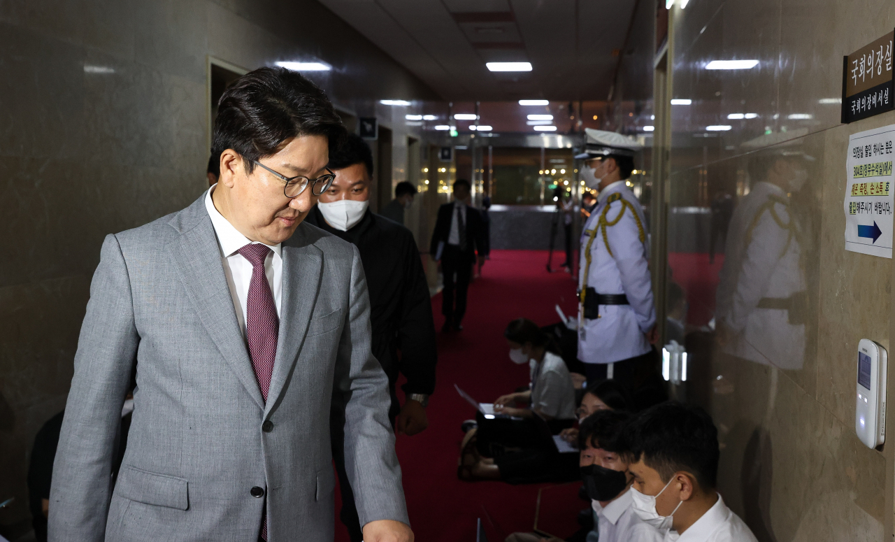 권성동 국민의힘 당 대표 직무대행 겸 원내대표가 13일 서울 여의도 국회에서 국회의장-원내대표 회동을 갖기 위해 의장실로 들어서고 있다. [연합]